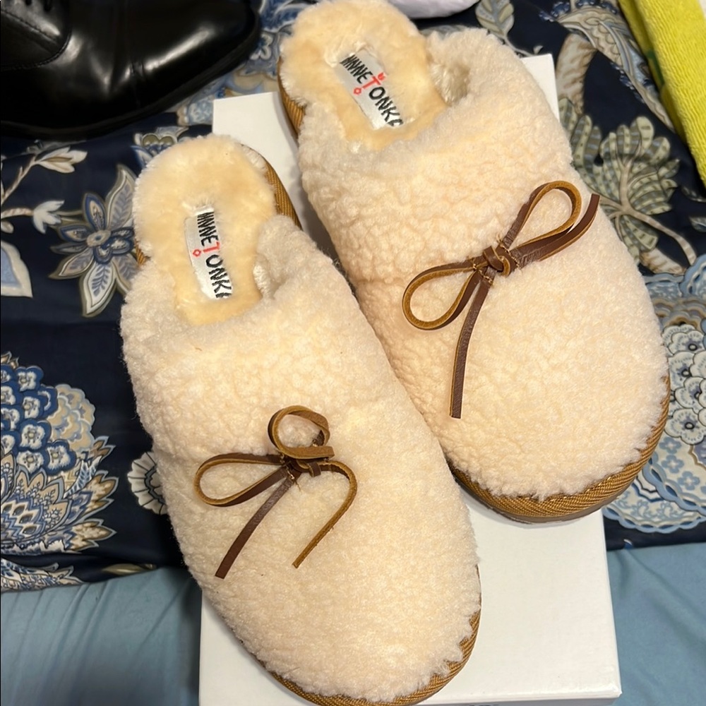 NWT Minnetonka Cream and Brown Slip-on Slippers with Hand-Stitched Design. RARE!